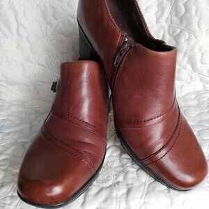 EUC CLARKS premium leather heel ankle boots (9.5) chestnut brown